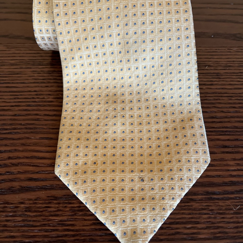 Claiborne Men’s 100% Silk Gold Geometric Print Tie